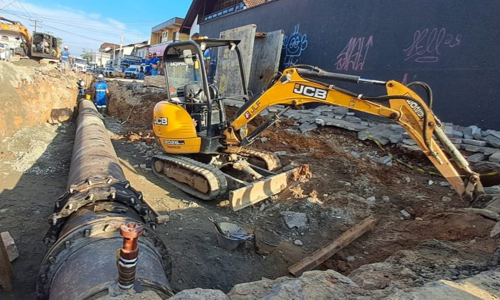 Águas de Joinville continua os trabalhos de reparo na rede de água da rua Florianópolis